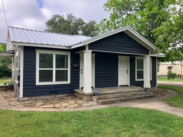 Exterior, Facade, Ranch