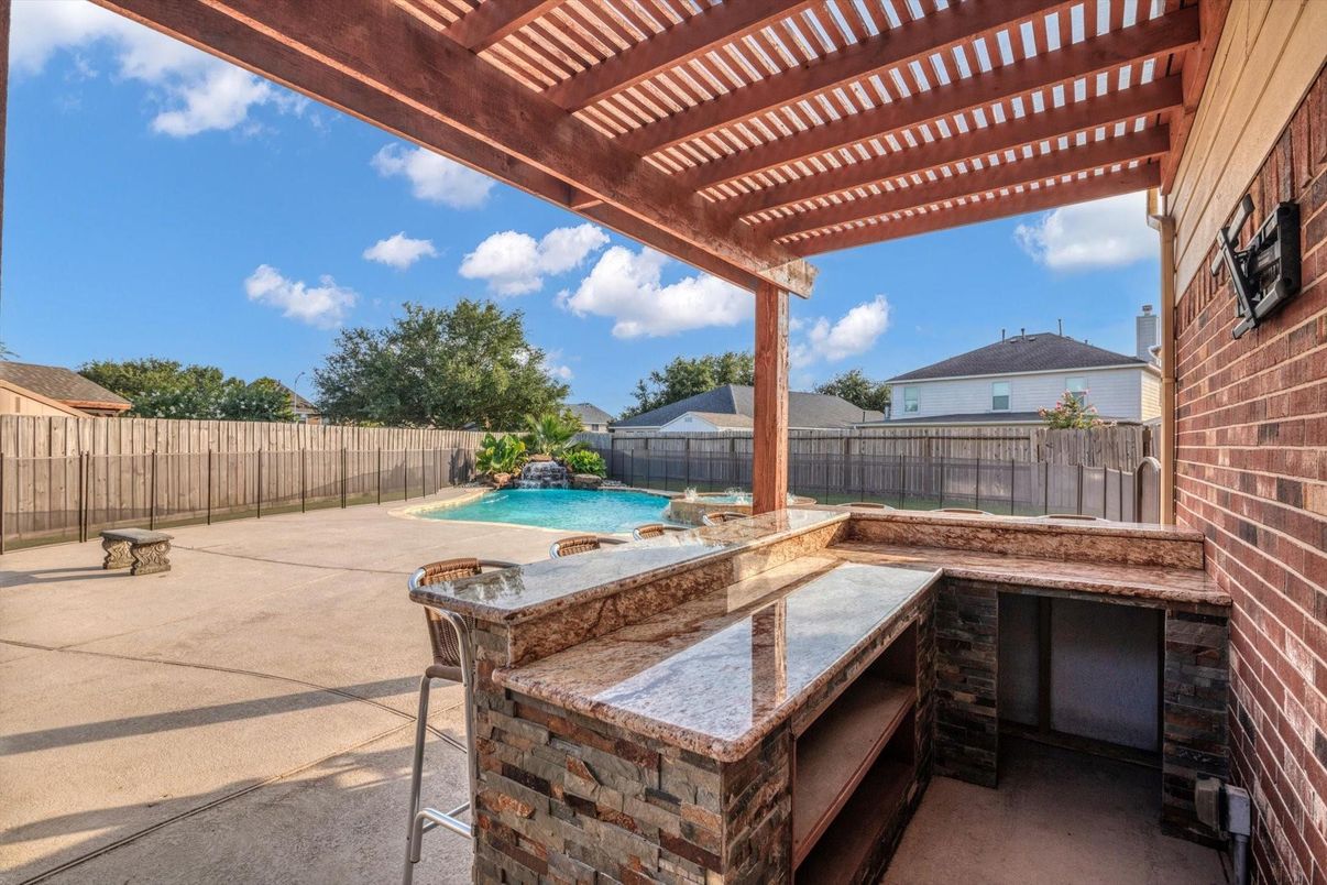 Exterior, Outdoor Kitchen, Pool