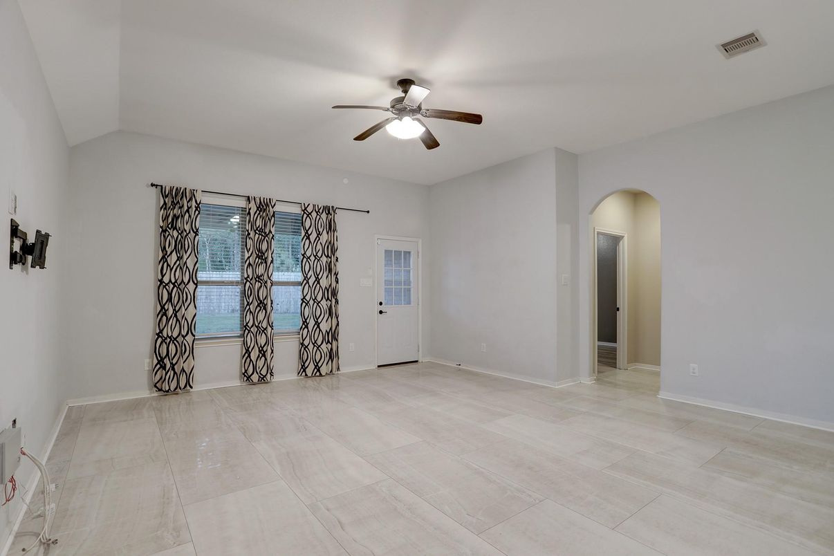 Empty room, Interior