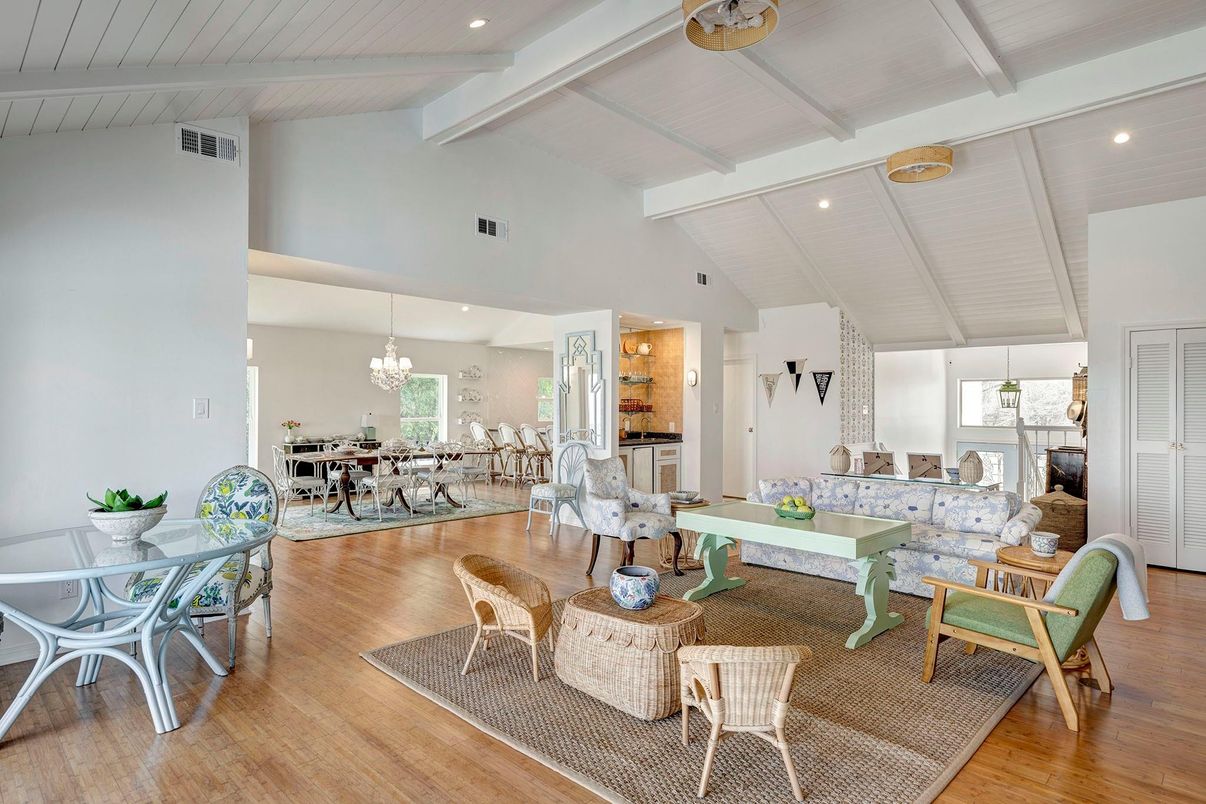 Chandelier, Dining room, Interior, Living room, Recessed Lighting, Wood Texture Flooring