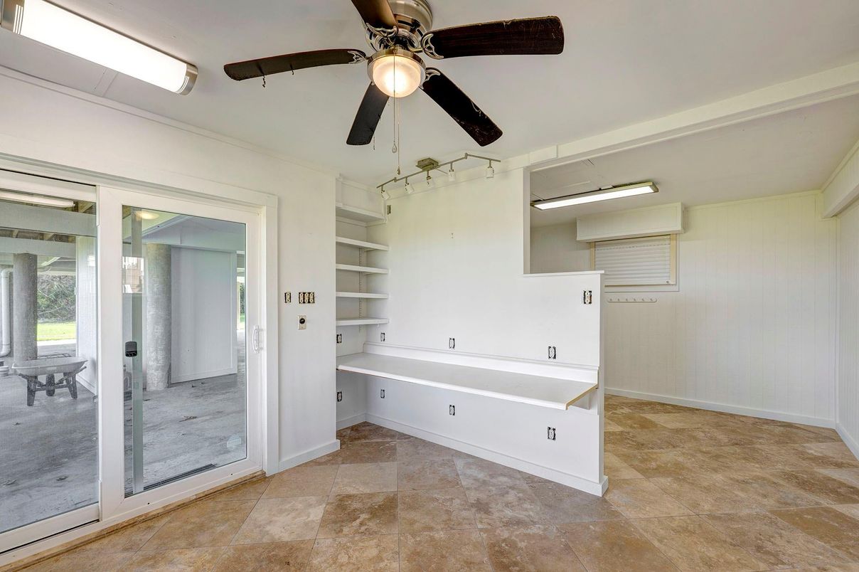 Empty room, Interior