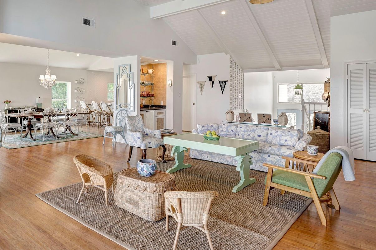 Chandelier, Dining room, Interior, Living room, Recessed Lighting, Wood Texture Flooring