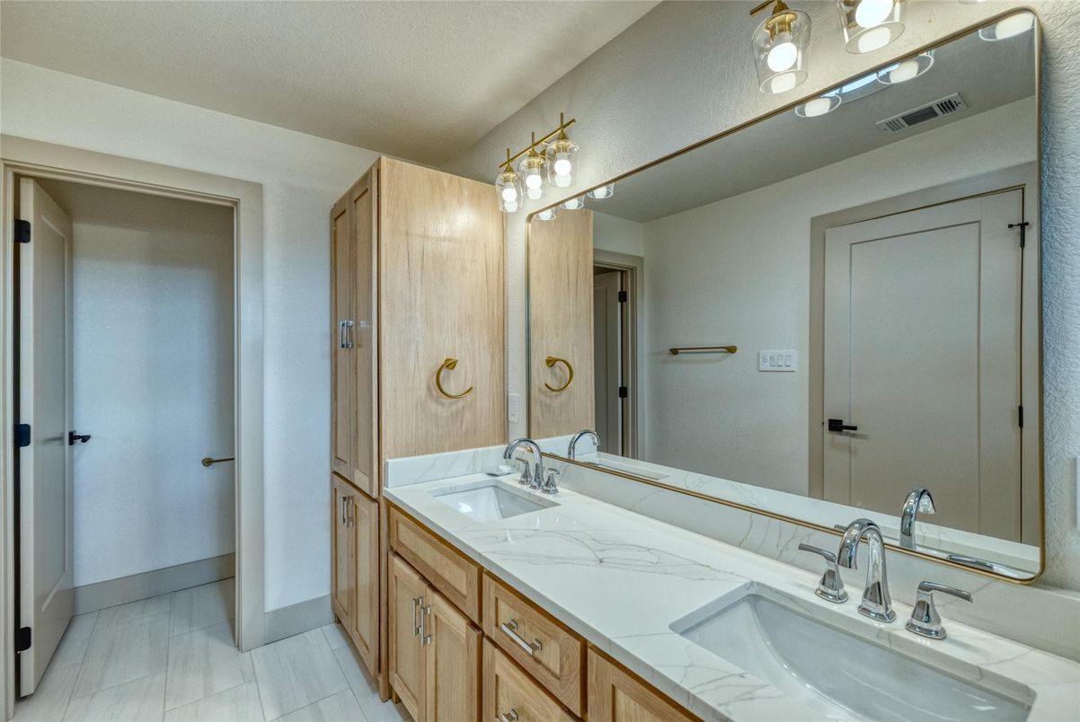 Bathroom, Dual Sink Vanities, Interior