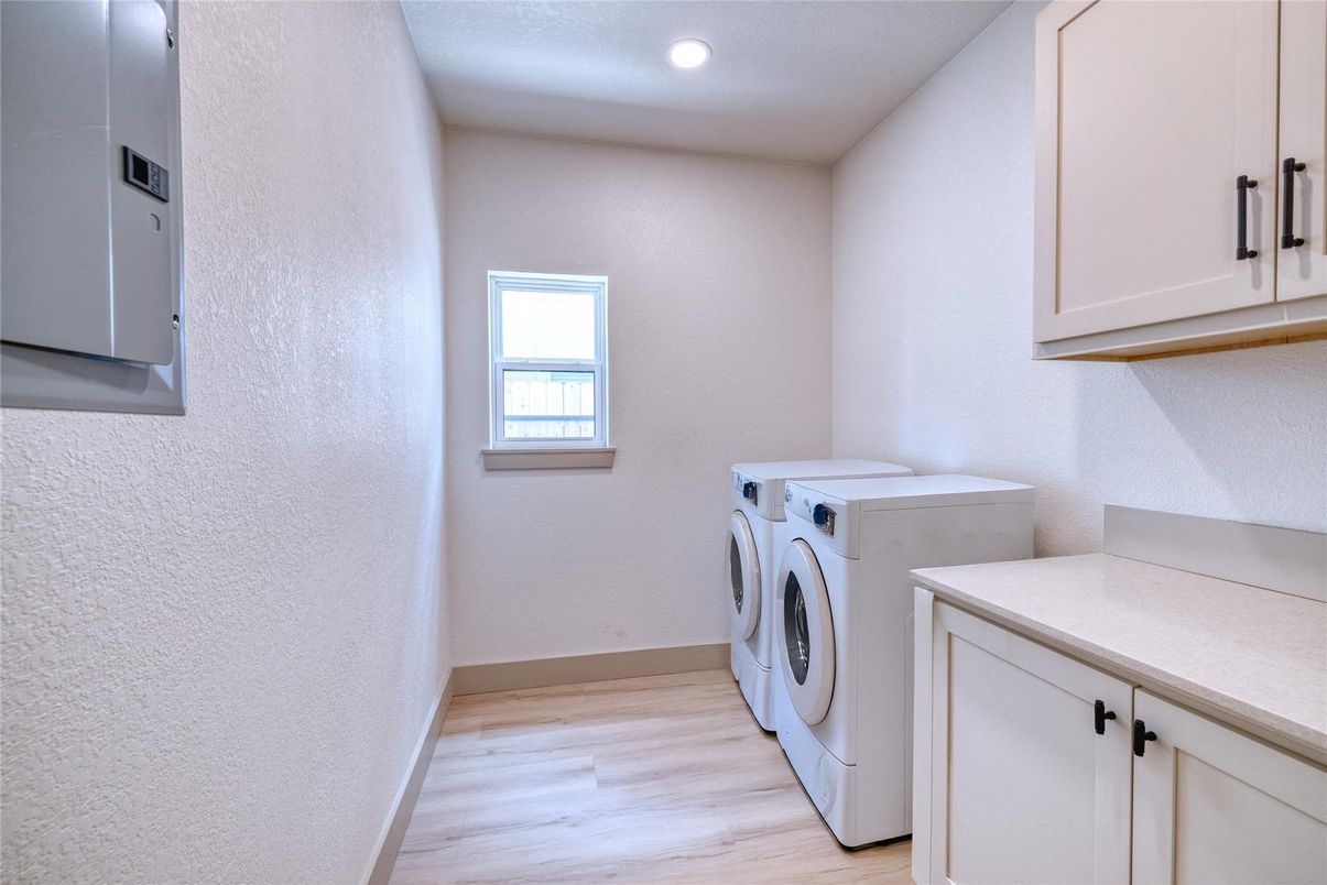 Interior, Recessed Lighting, Washer, Wood Texture Flooring
