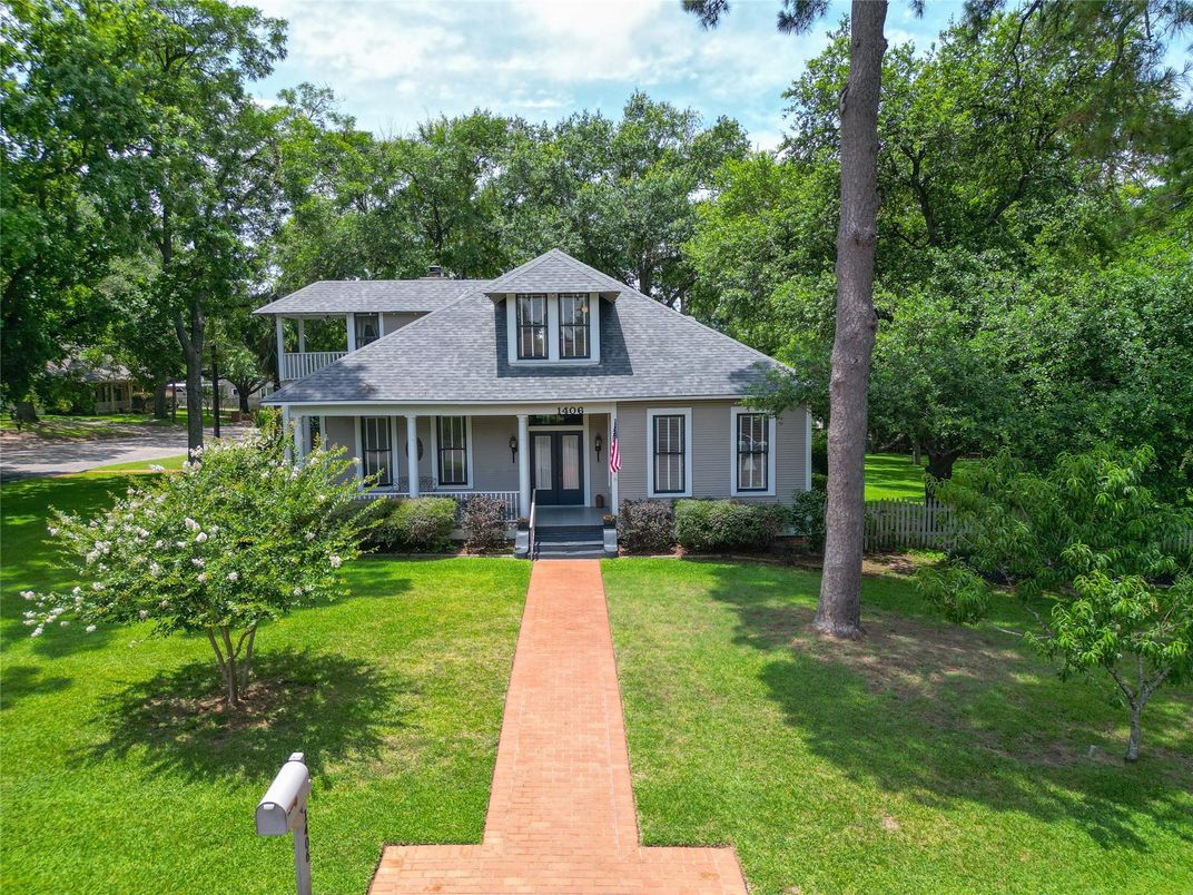 Backyard, Exterior, Facade, Cape Cod