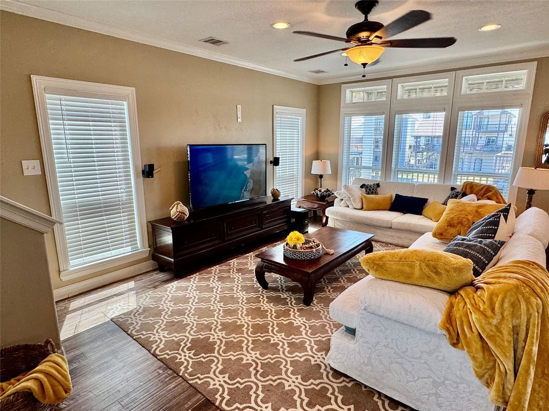 Interior, Living room, Recessed Lighting, Wood Texture Flooring