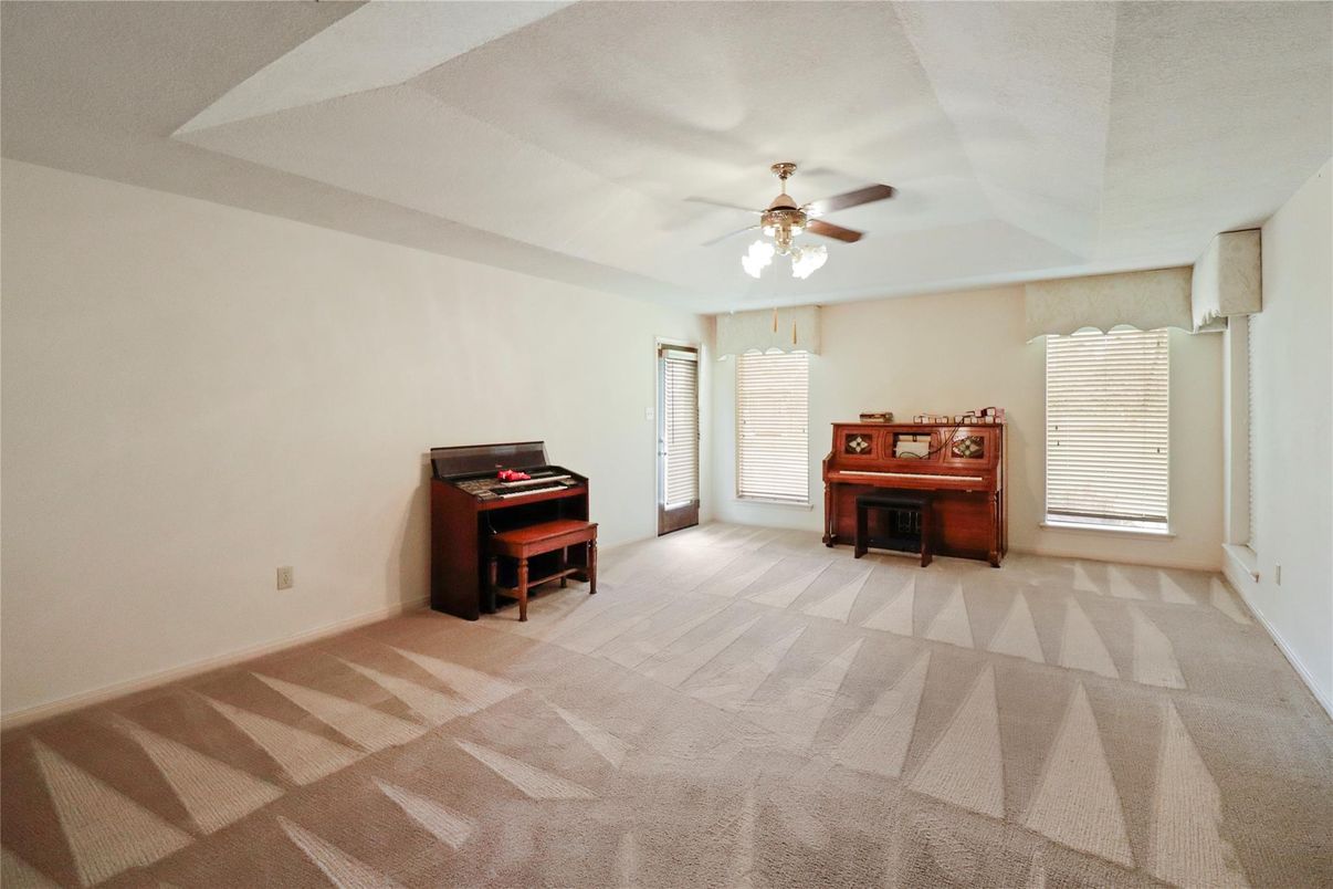 Interior, Piano