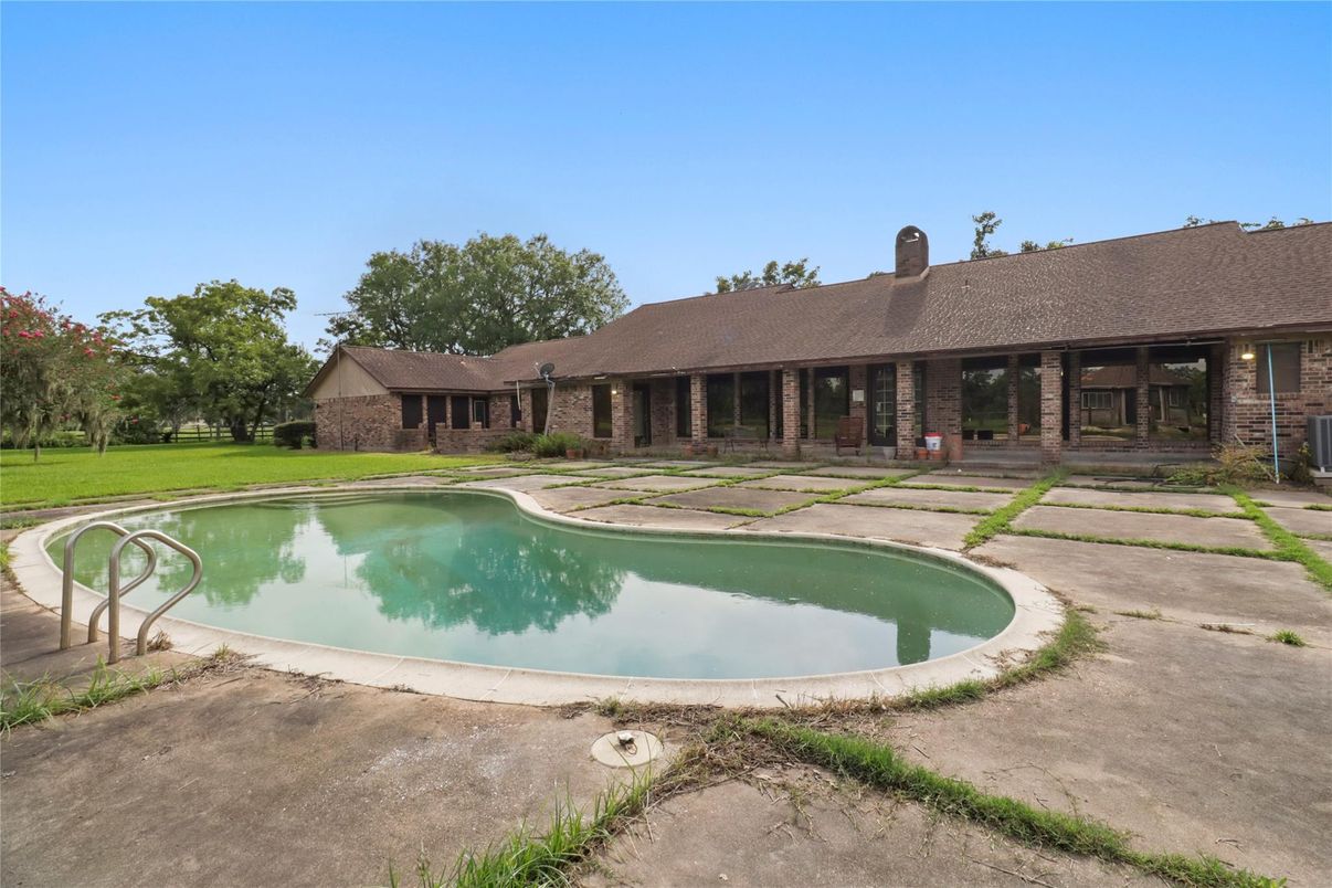 Exterior, Pool
