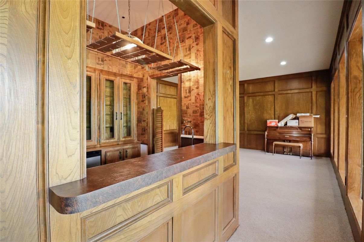 Interior, Pendant Lights, Piano, Recessed Lighting, Wooden Walls