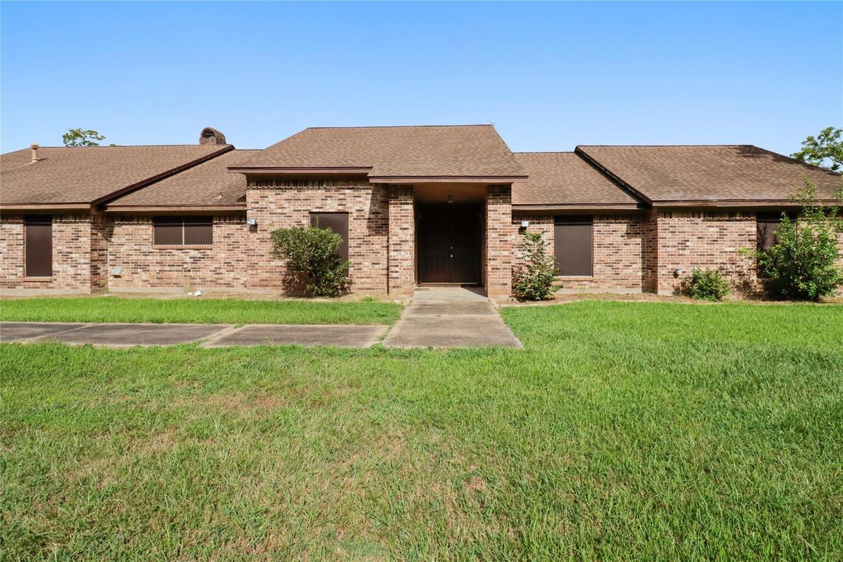 Backyard, Exterior, Facade, Brick Facade, Ranch