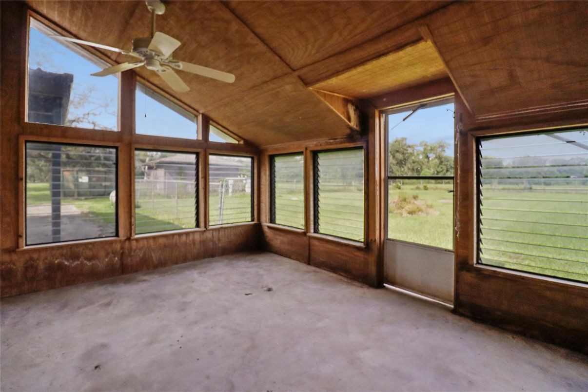 Empty room, Interior, Sun Room, Wooden Ceilings
