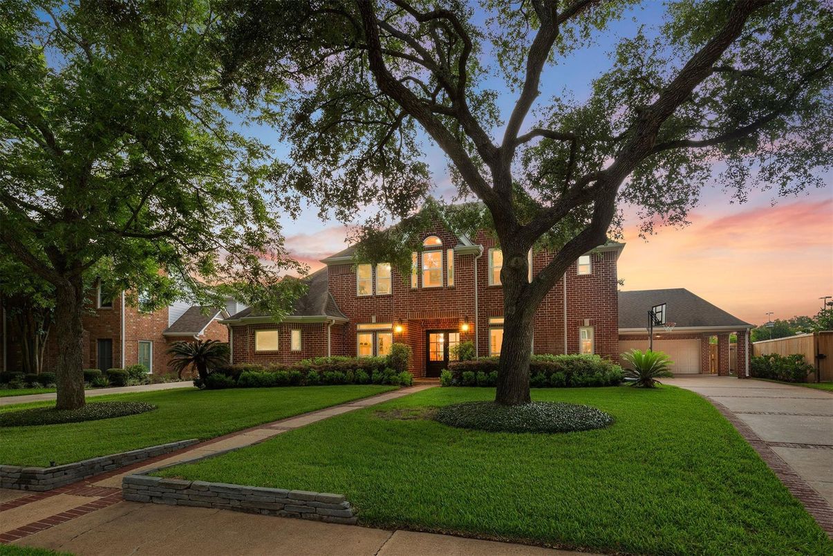 Backyard, Exterior, Facade, Brick Facade, Georgian