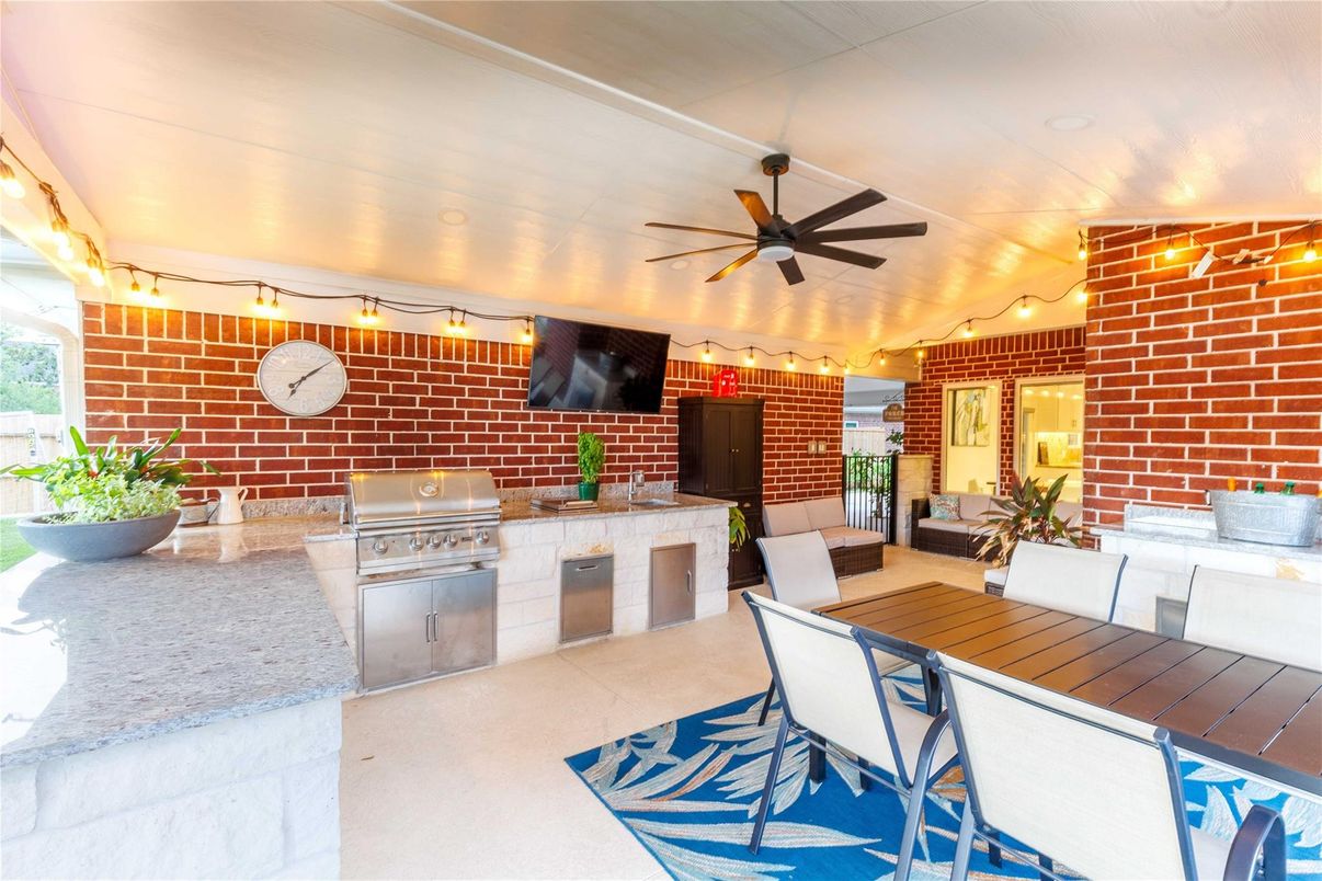 Exterior, Outdoor Kitchen
