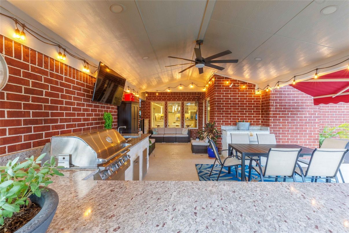 Exterior, Outdoor Kitchen