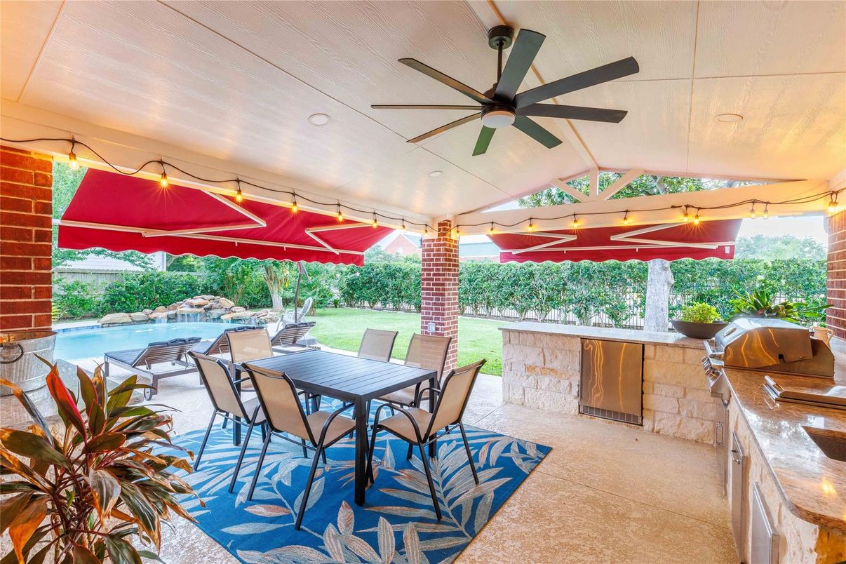 Exterior, Outdoor Kitchen, Pool