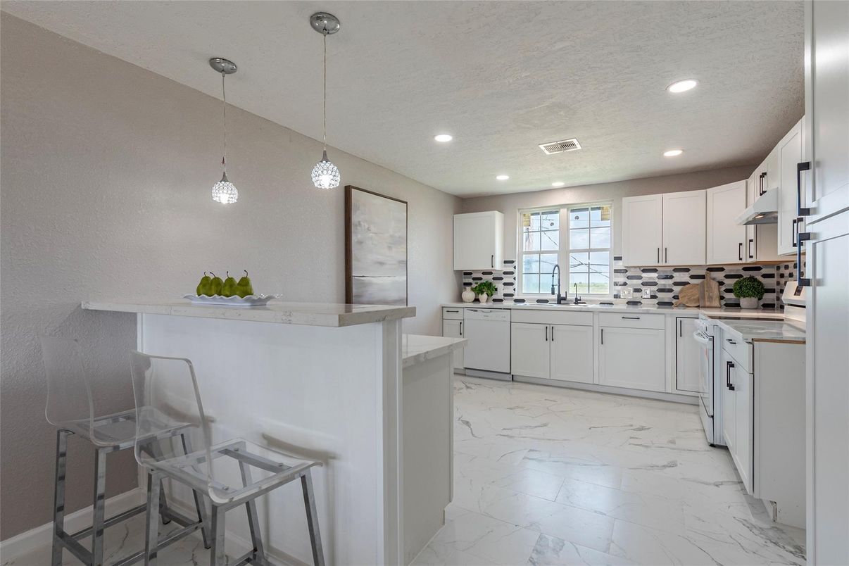 Interior, Kitchen, Marble, Pendant Lights, Recessed Lighting