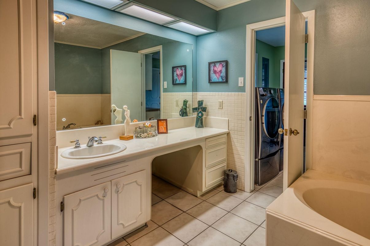 Bathroom, Dual Sink Vanities, Interior