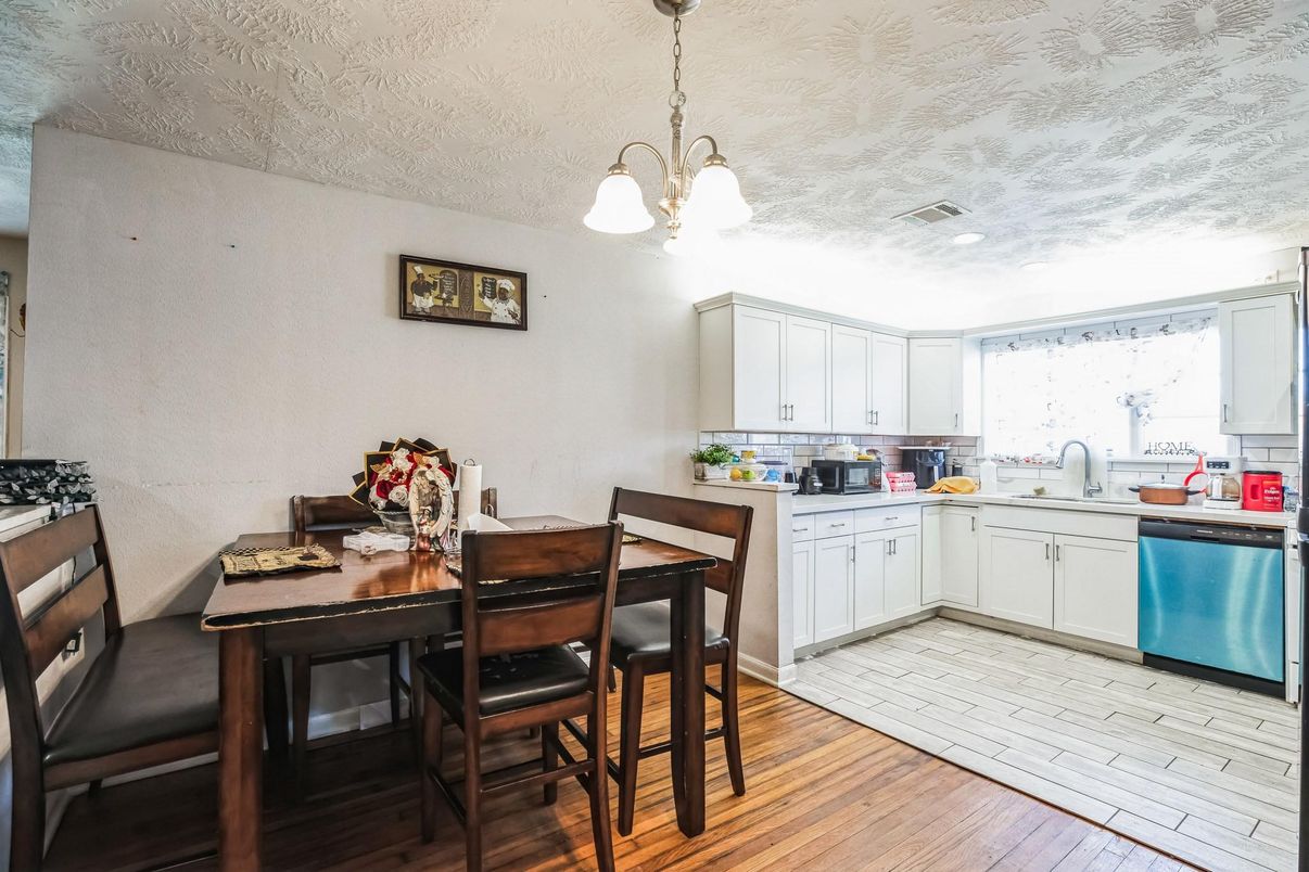 Dining room, Interior, Kitchen, Pendant Lights, Recessed Lighting, Wood Texture Flooring