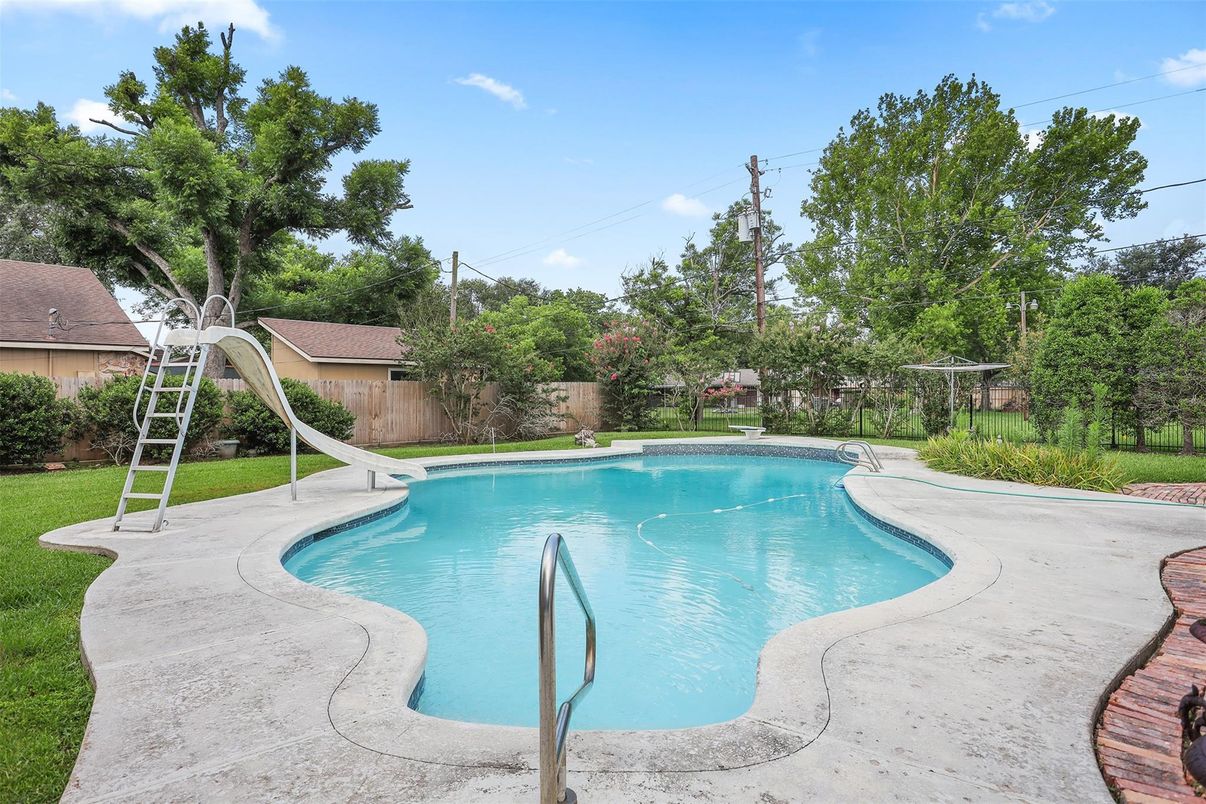Exterior, Playground, Pool
