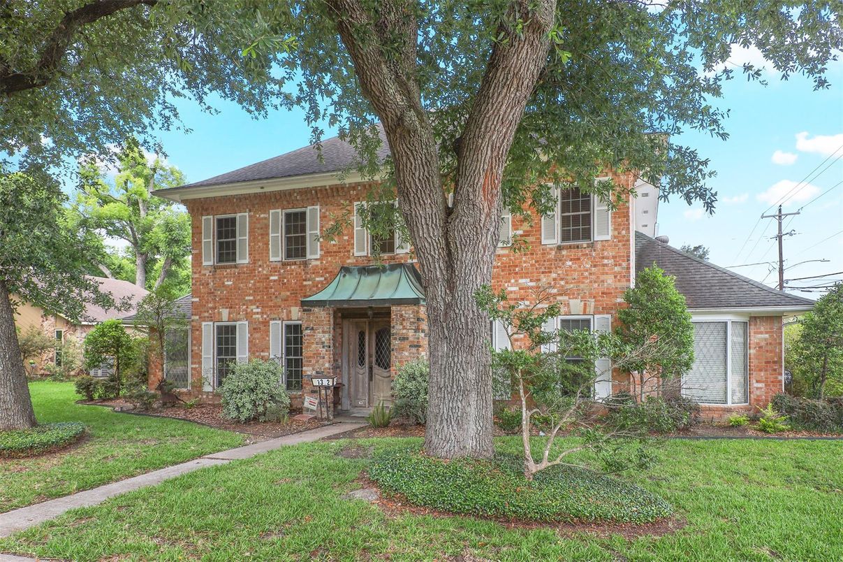 Exterior, Facade, Brick Facade, Georgian