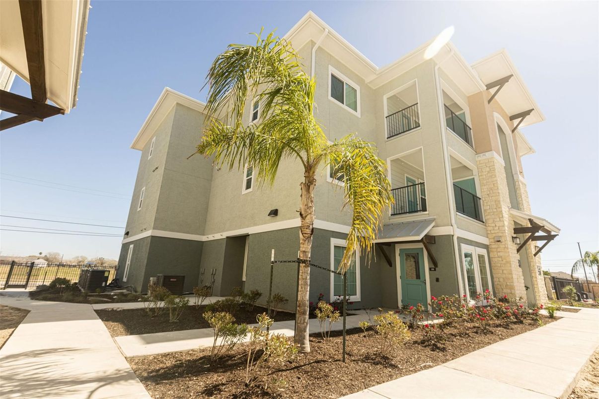 Exterior, Facade, Modern