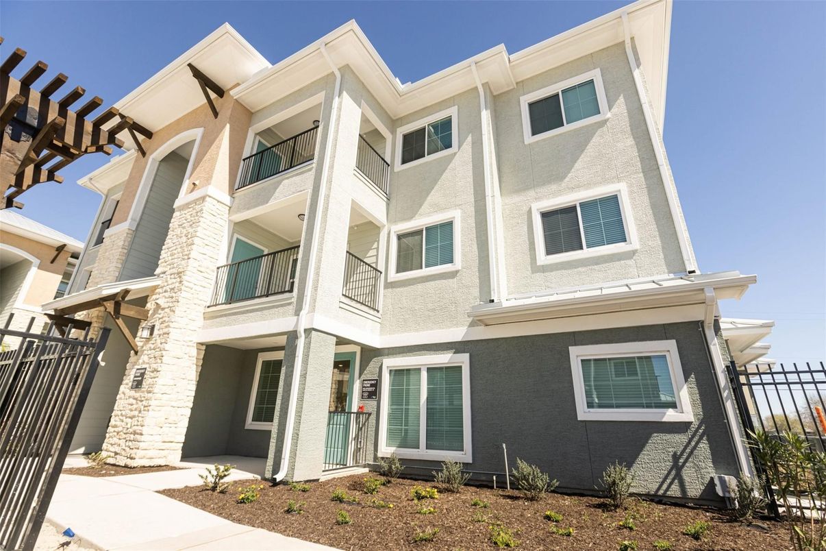 Exterior, Facade, Rowhouse