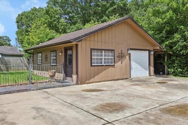 Attached, Exterior, Facade, Ranch