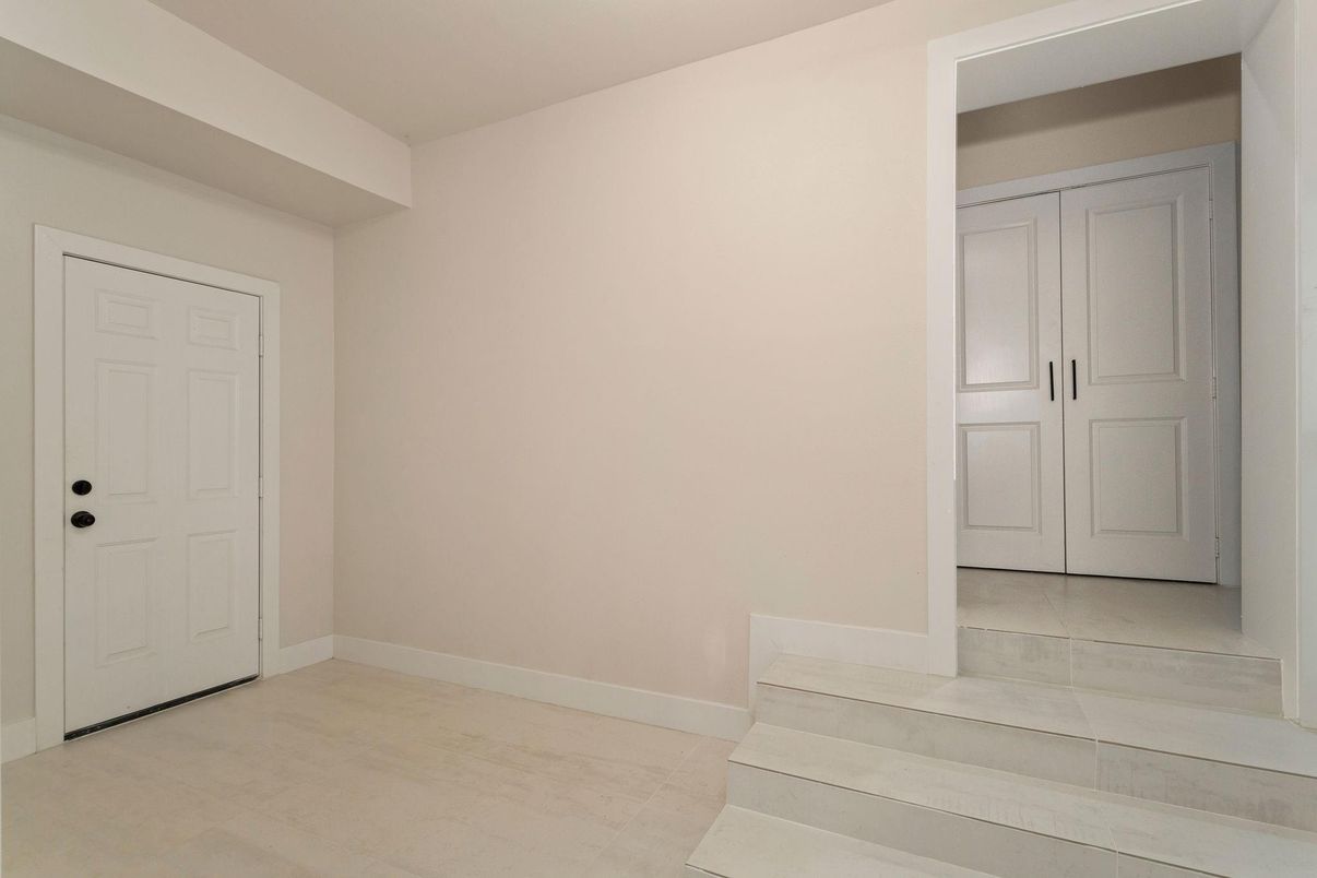 Empty room, Interior