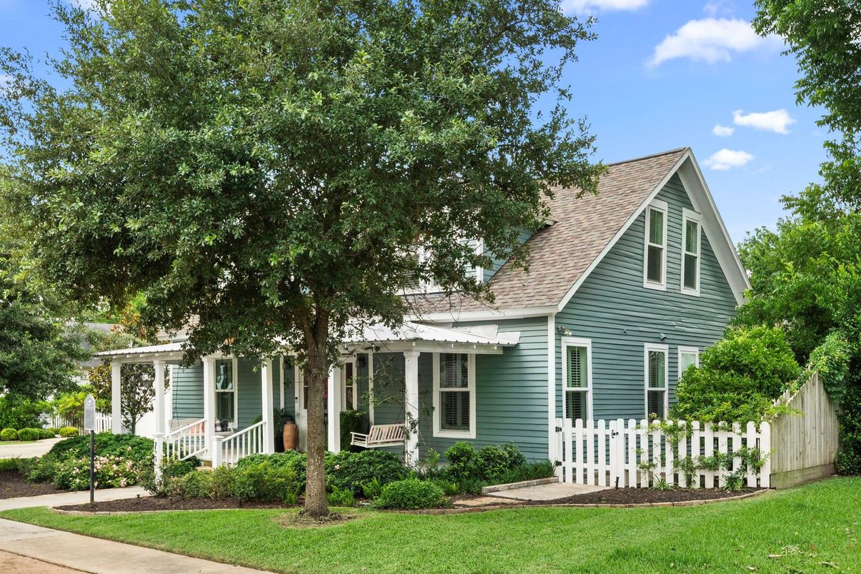 Backyard, Exterior, Facade, Queen Anne Victorian