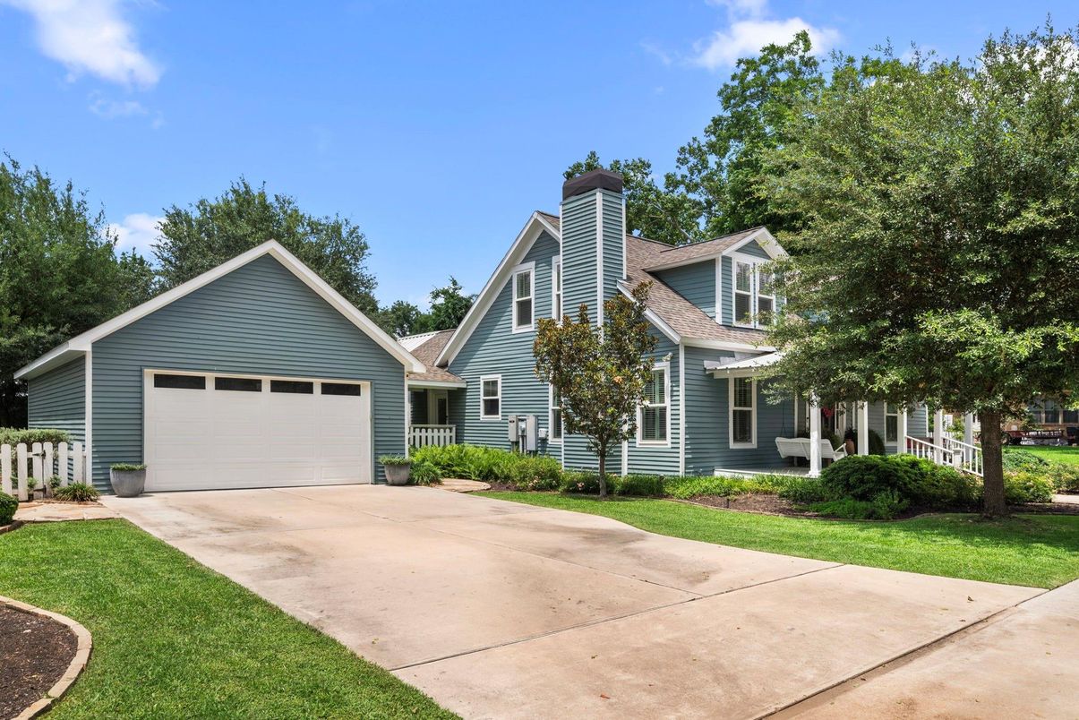 Attached, Exterior, Facade, Farmhouse