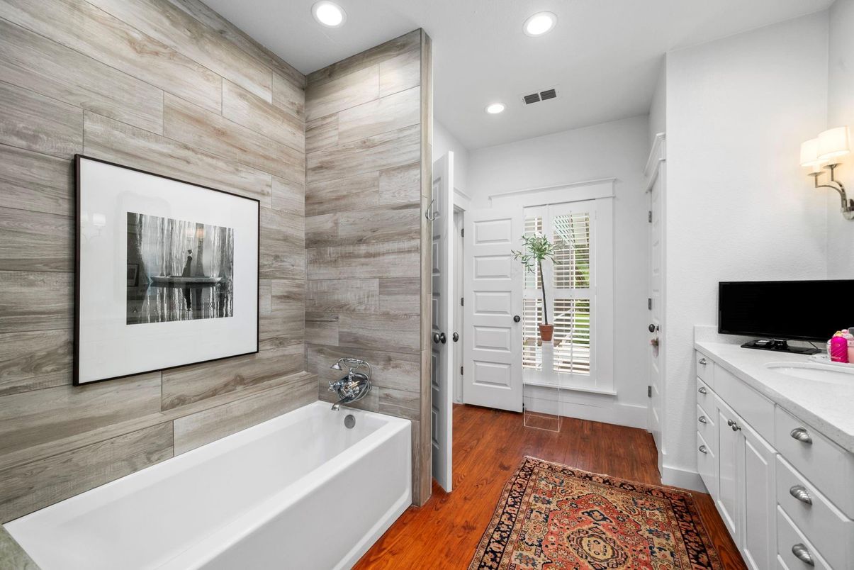 Bathroom, Interior, Recessed Lighting, Wood Texture Flooring