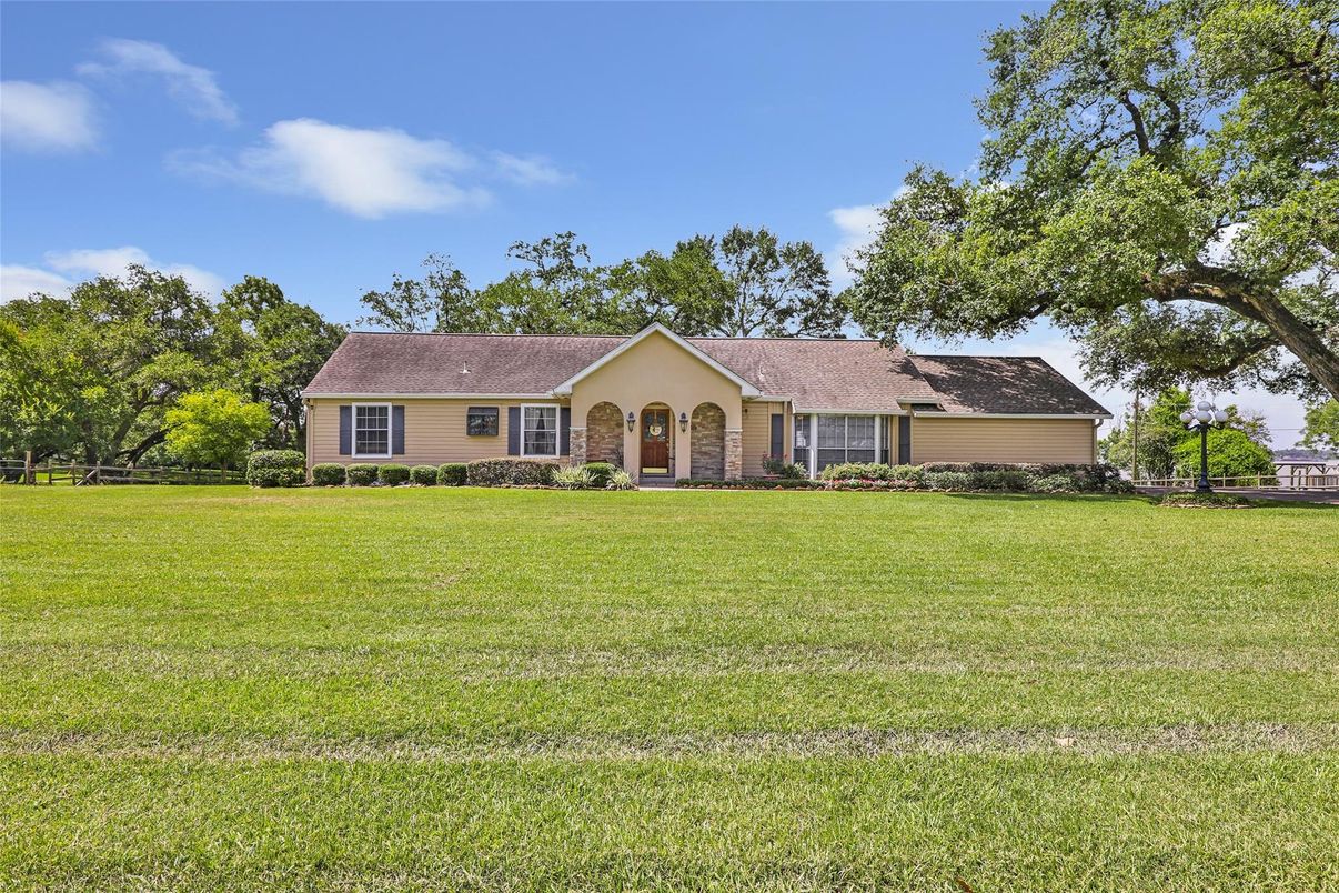 Backyard, Exterior, Facade, Ranch