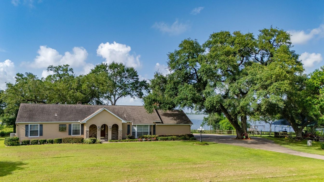 Backyard, Exterior, Facade, Ranch