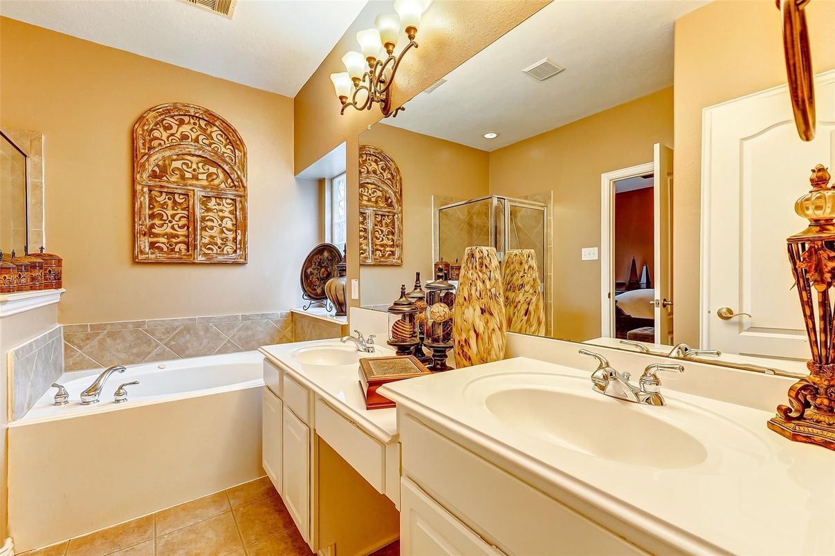 Bathroom, Dual Sink Vanities, Interior, Recessed Lighting