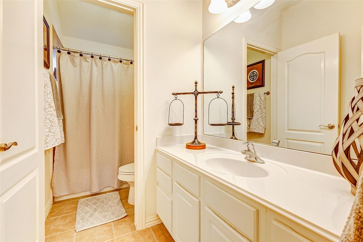 Bathroom, Dual Sink Vanities, Interior