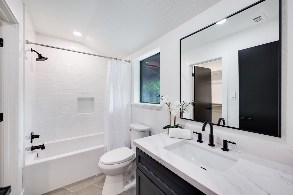 Bathroom, Interior, Recessed Lighting