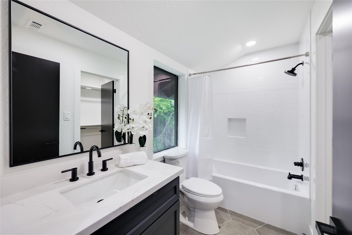 Bathroom, Interior, Recessed Lighting