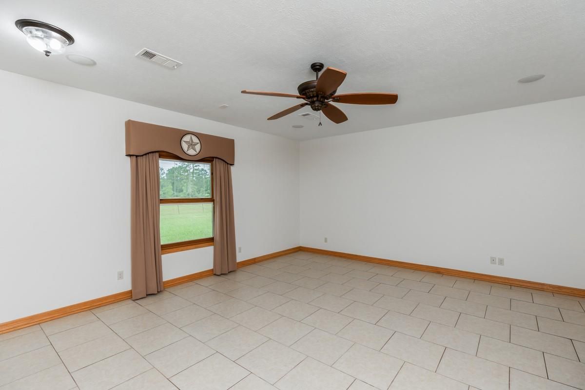 Empty room, Interior