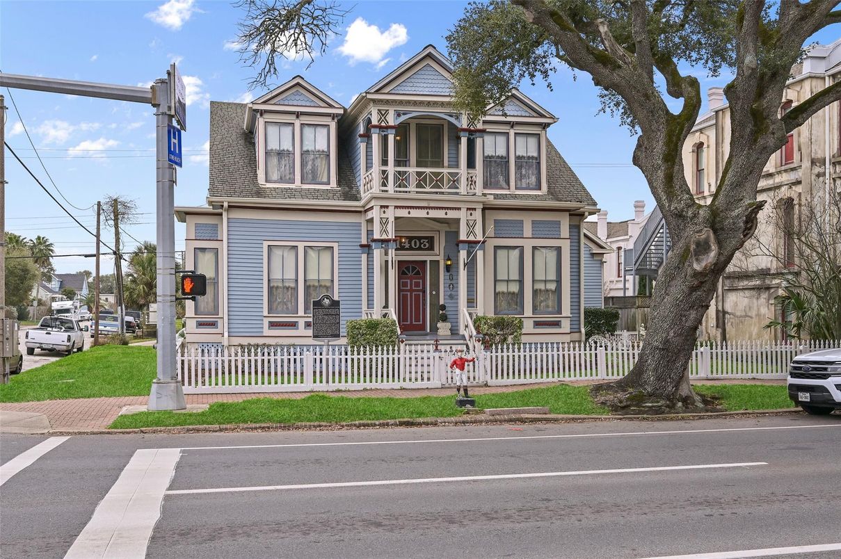 Exterior, Facade, Queen Anne Victorian