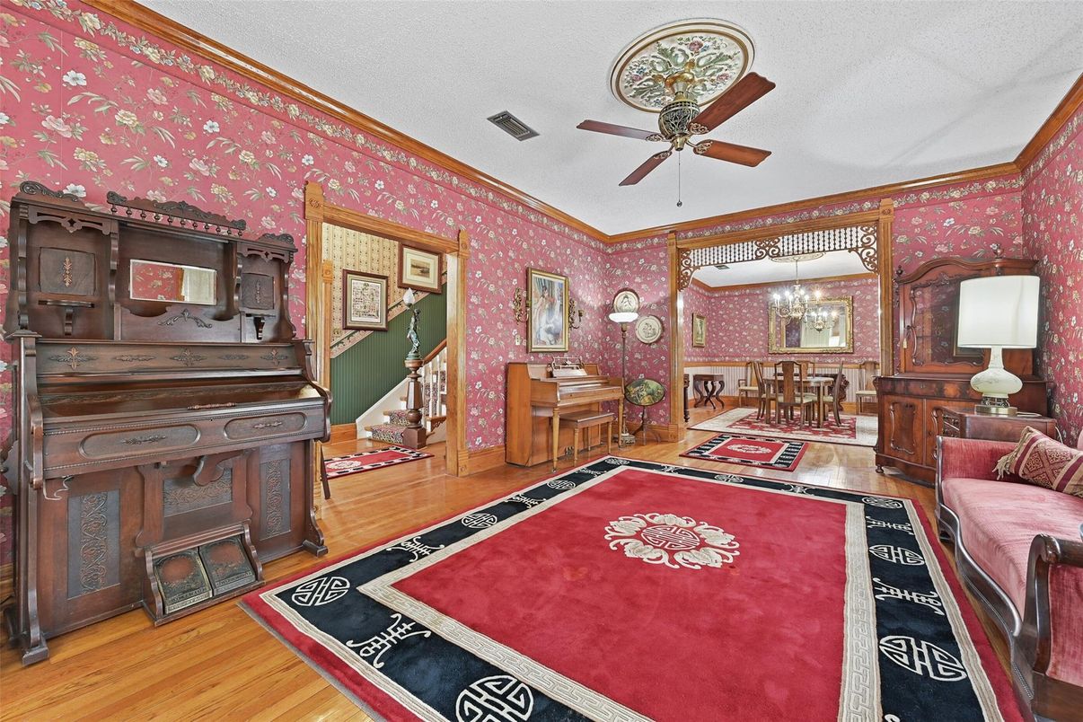 Chandelier, Dining room, Interior, Piano, Wood Texture Flooring