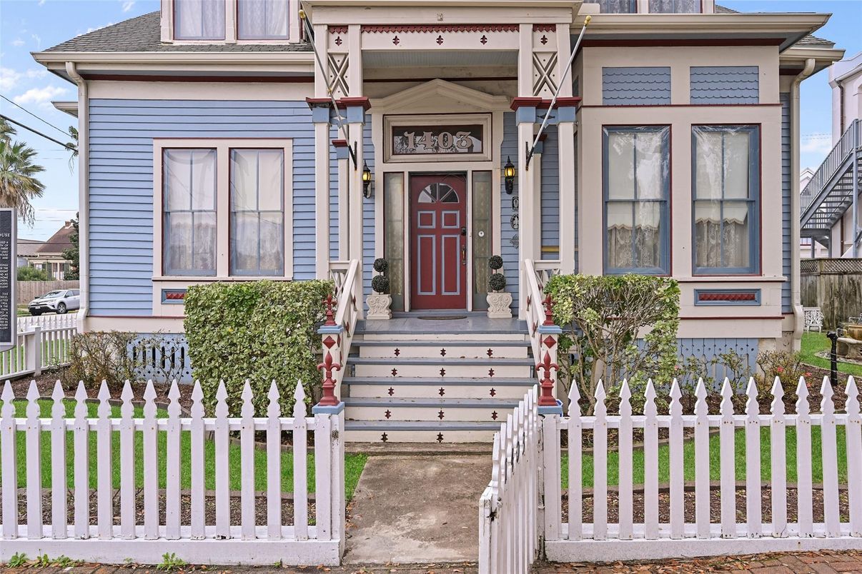 Exterior, Facade, Queen Anne Victorian