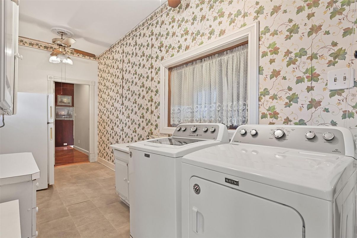 Interior, Washer, Wood Texture Flooring
