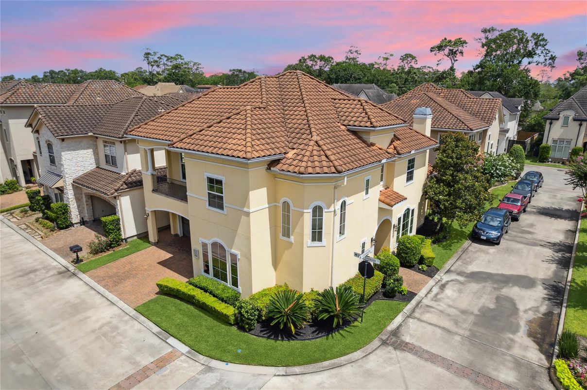 Exterior, Drone