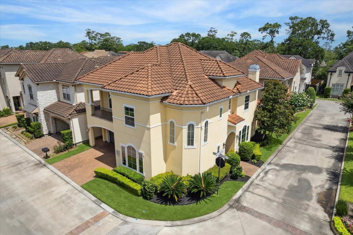 Exterior, Drone
