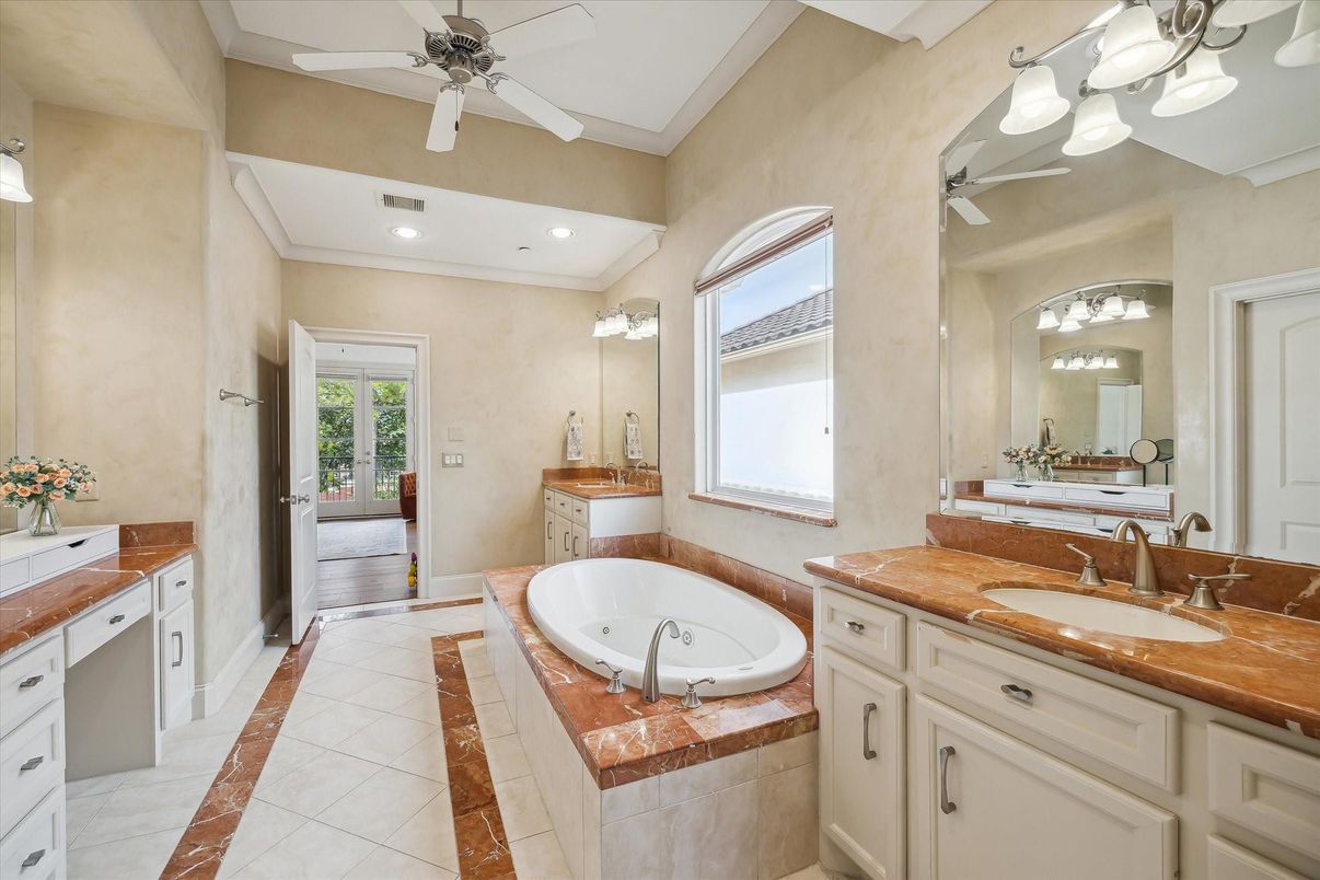 Bathroom, Dual Sink Vanities, Interior, Recessed Lighting