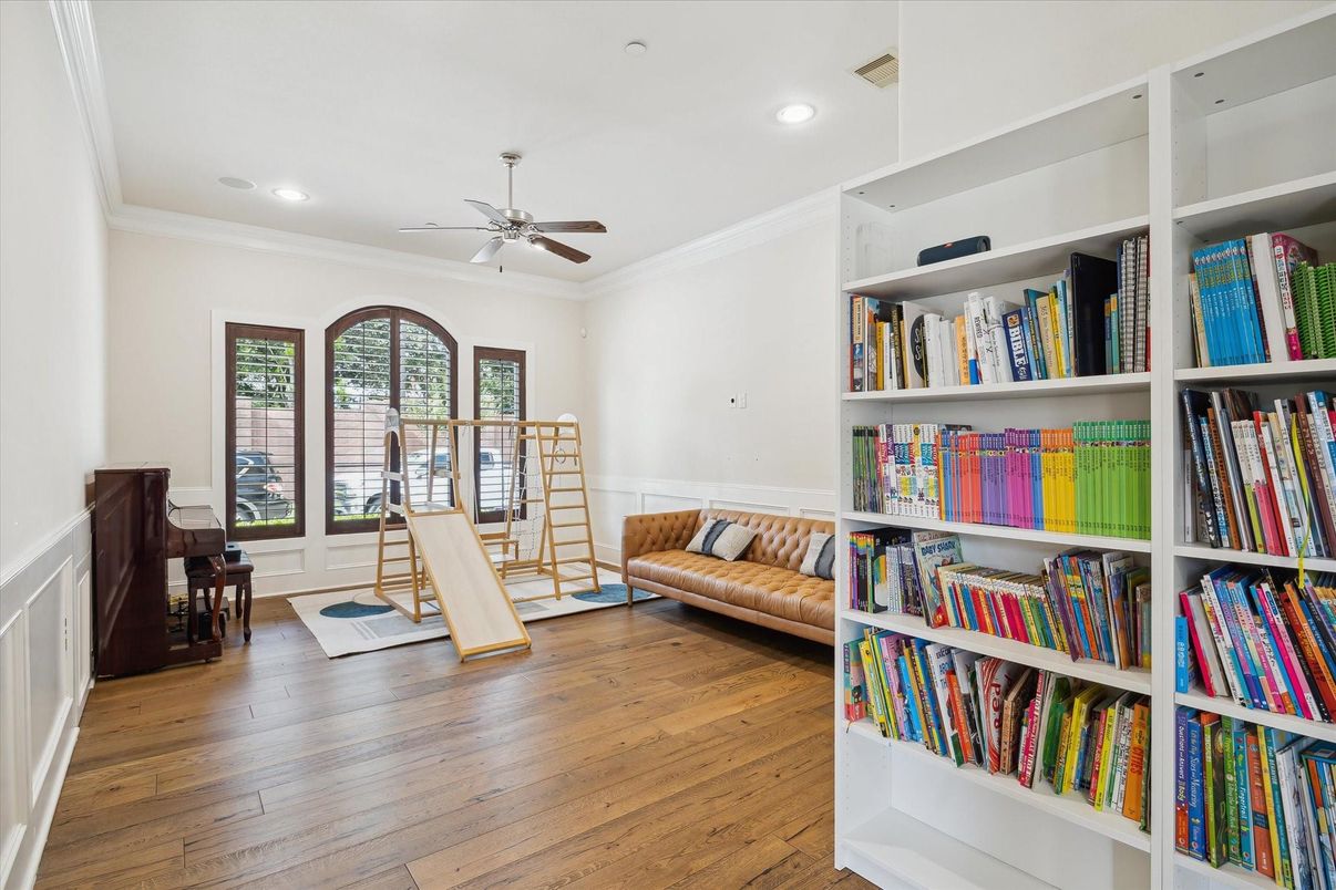 Interior, Piano, Recessed Lighting, Wood Texture Flooring