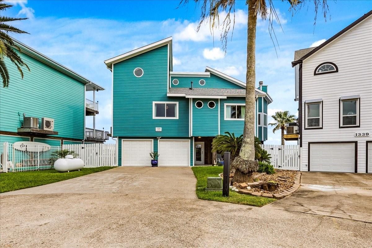 Attached, Exterior, Facade, Raised Ranch