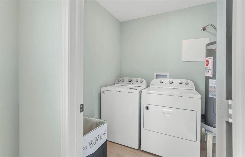 Interior, Utility Closets, Washer, Wood Texture Flooring