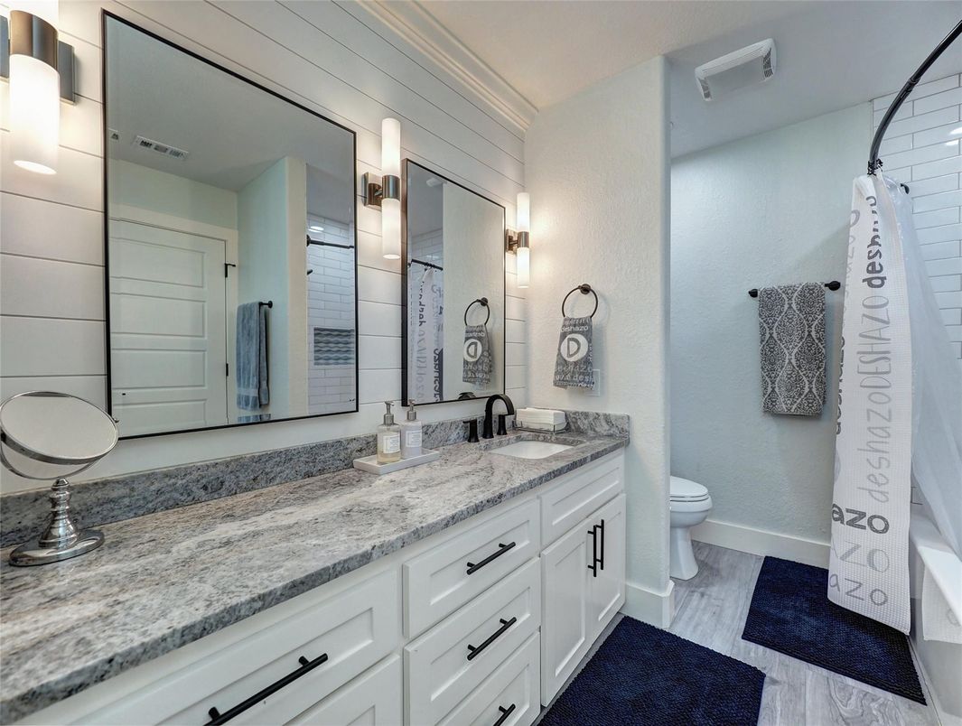 Bathroom, Dual Sink Vanities, Interior