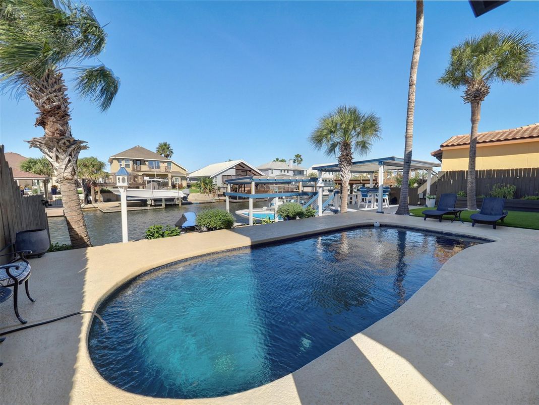 Exterior, Pool, Water